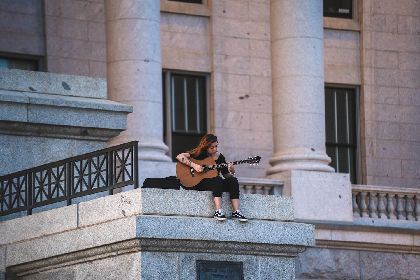 Persona tocando el piano con partitura