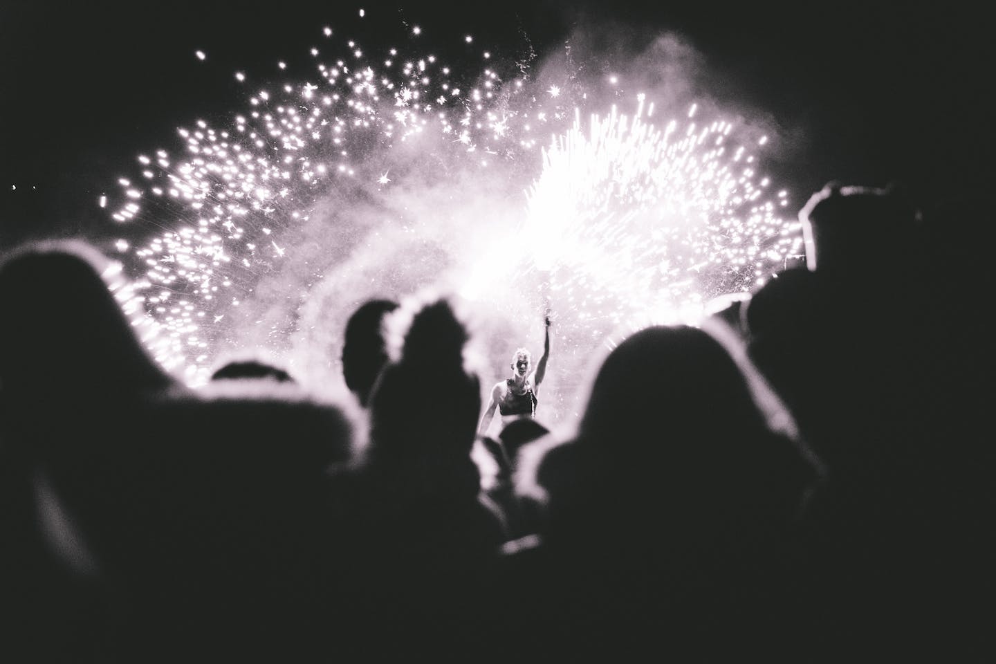 Artista promocionando su música en plataformas digitales