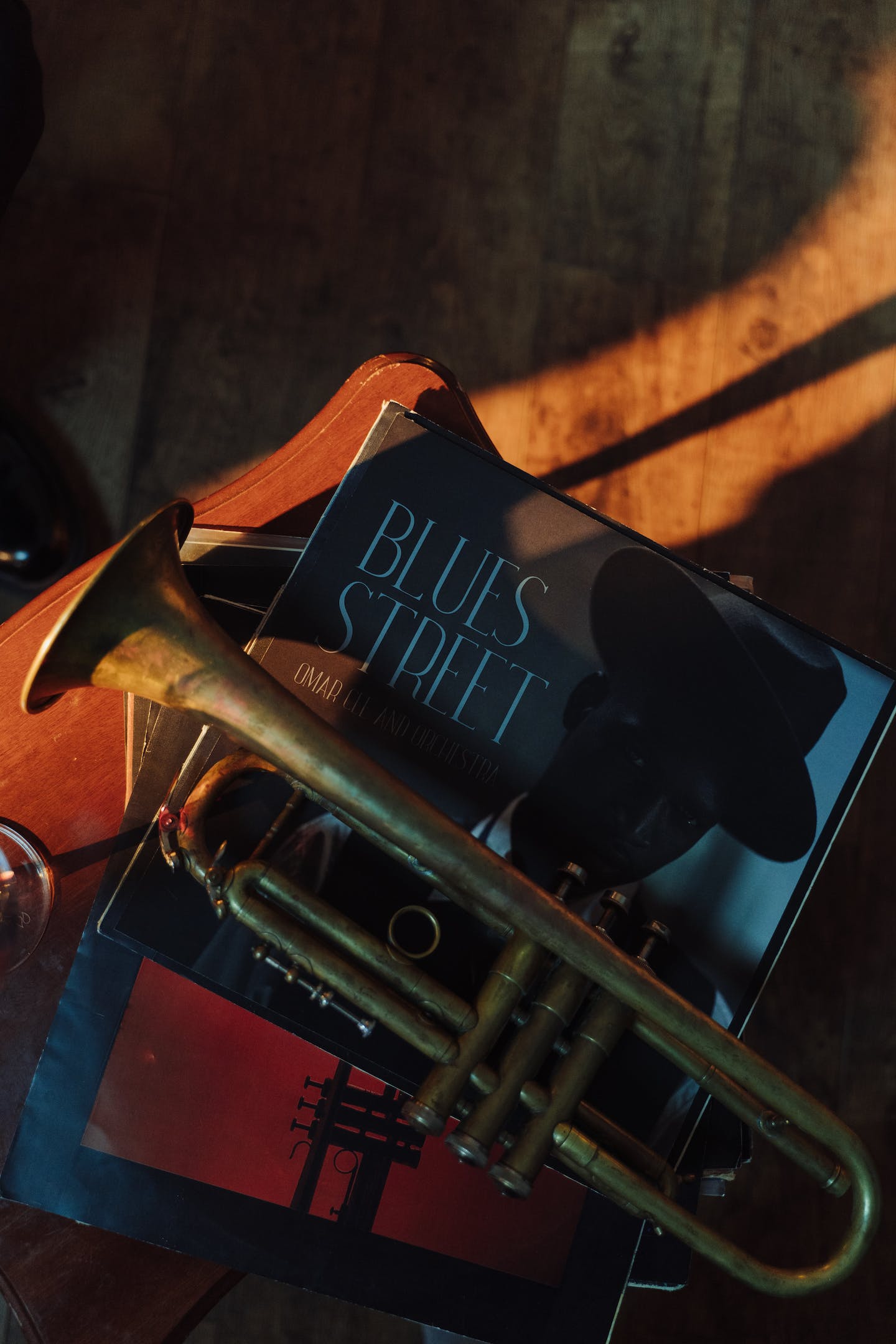 Music artist promoting work online