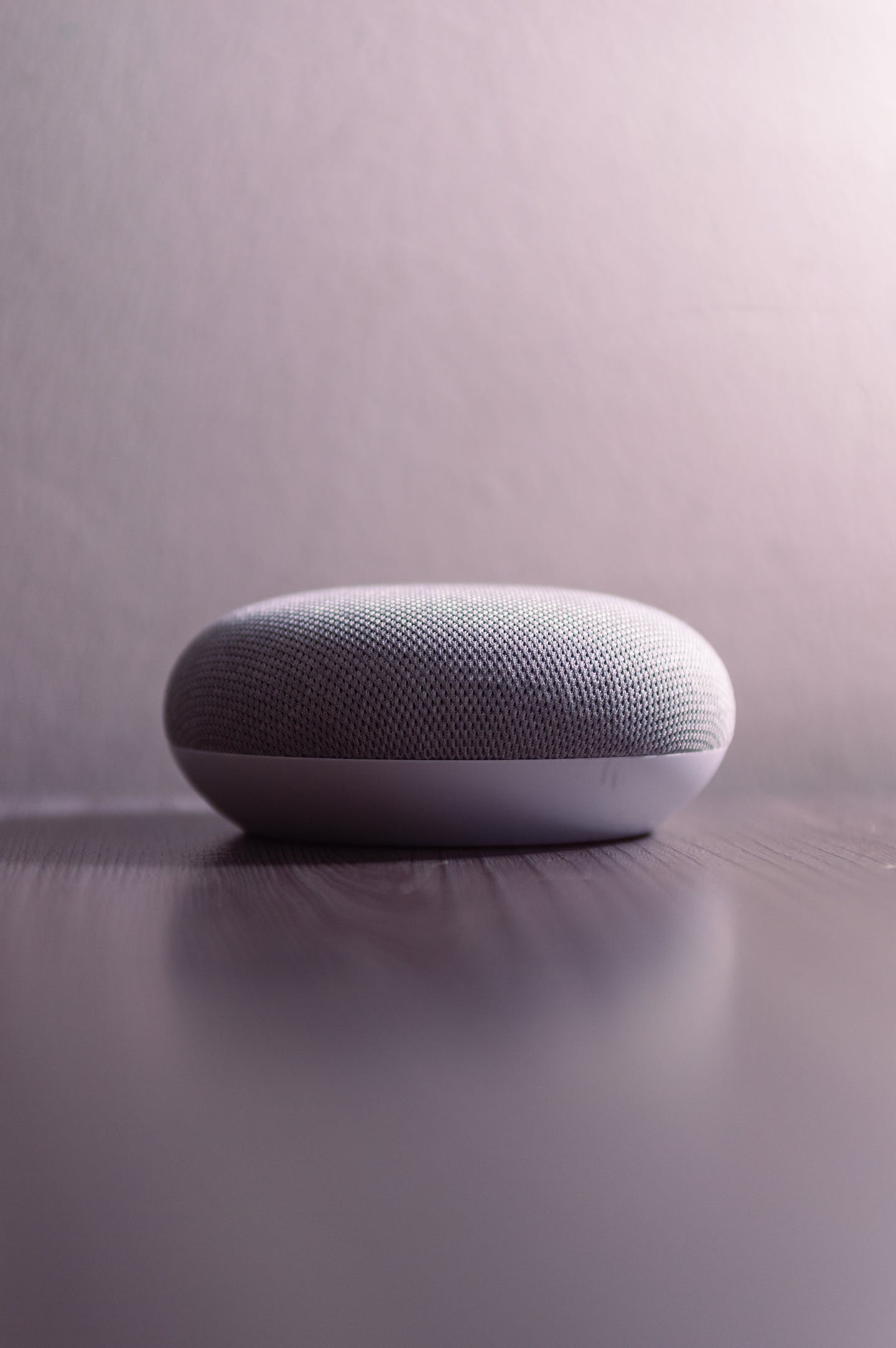 Artistas colaborando en la creación de música y diseño de portada de álbum con SoundOn